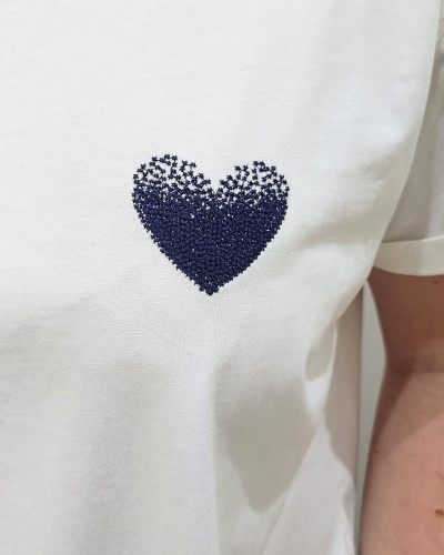 T-Shirt blanc broderie coeur dégradé marine