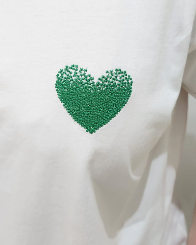 T-Shirt blanc broderie coeur dégradé vert